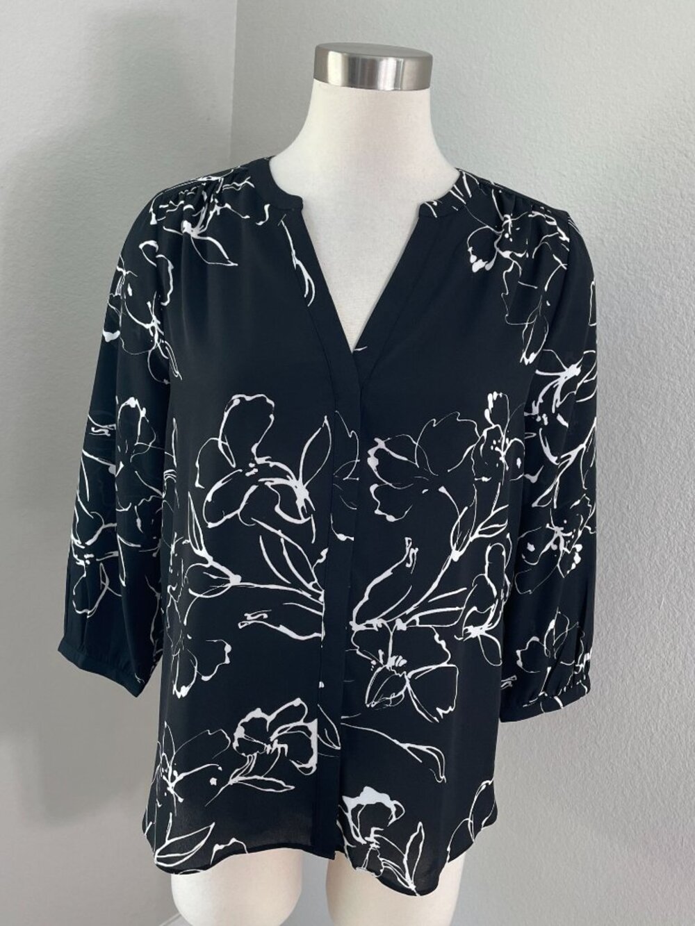 NYDJ Womens XS Black White Floral Blouse V Neck 3/4 Sleeve Button Front Shirt